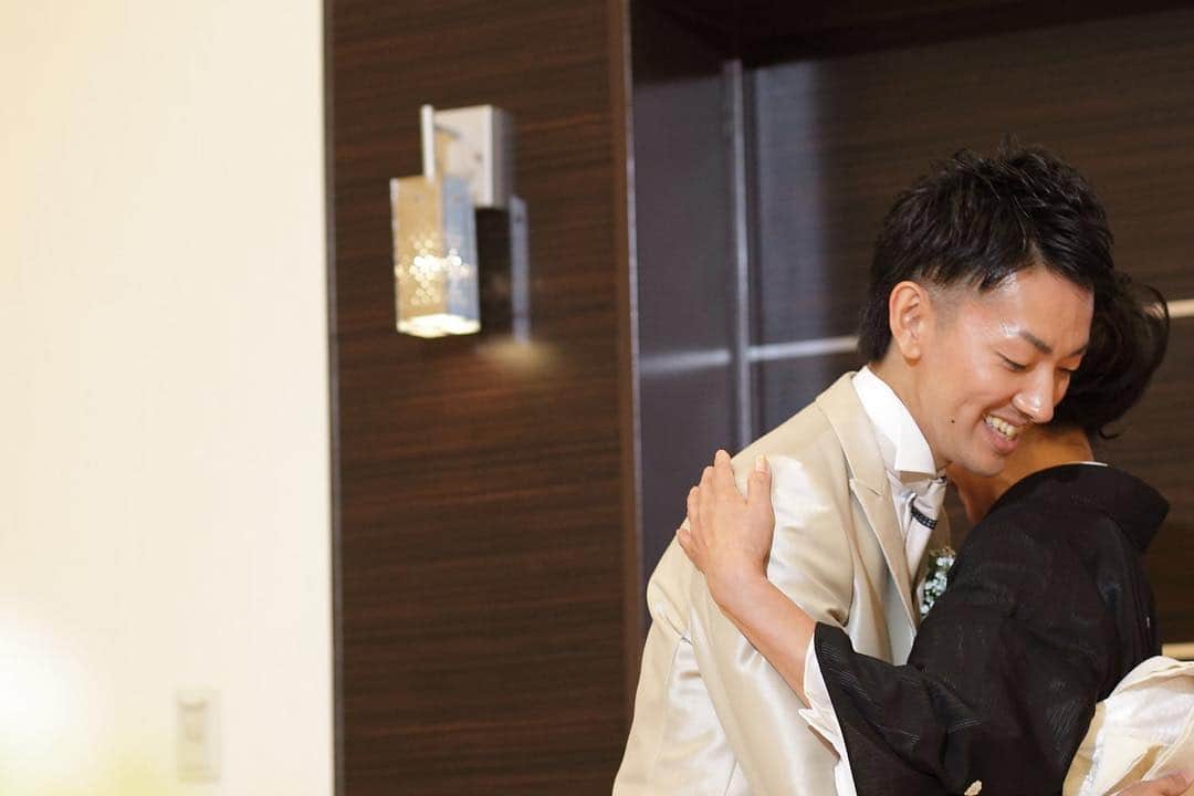 ラ メゾン デ アンボワーズのインスタグラム：「お母さん今までありがとう・・・😚新郎も普段言えない感謝🎵の気持ちがあふれます👍 #アンボワーズ#桑名#結婚#結婚式#結婚式場#家族挙式#ウエディング#プレ花嫁#プレ花嫁卒業#卒花嫁#2019秋婚#2019春婚#挙式#写真#フォト#三重平安閣 #抱擁 #親 #両親 #新郎 #wedding#instawedding#weddingphoto#instagood#instabride#photo」