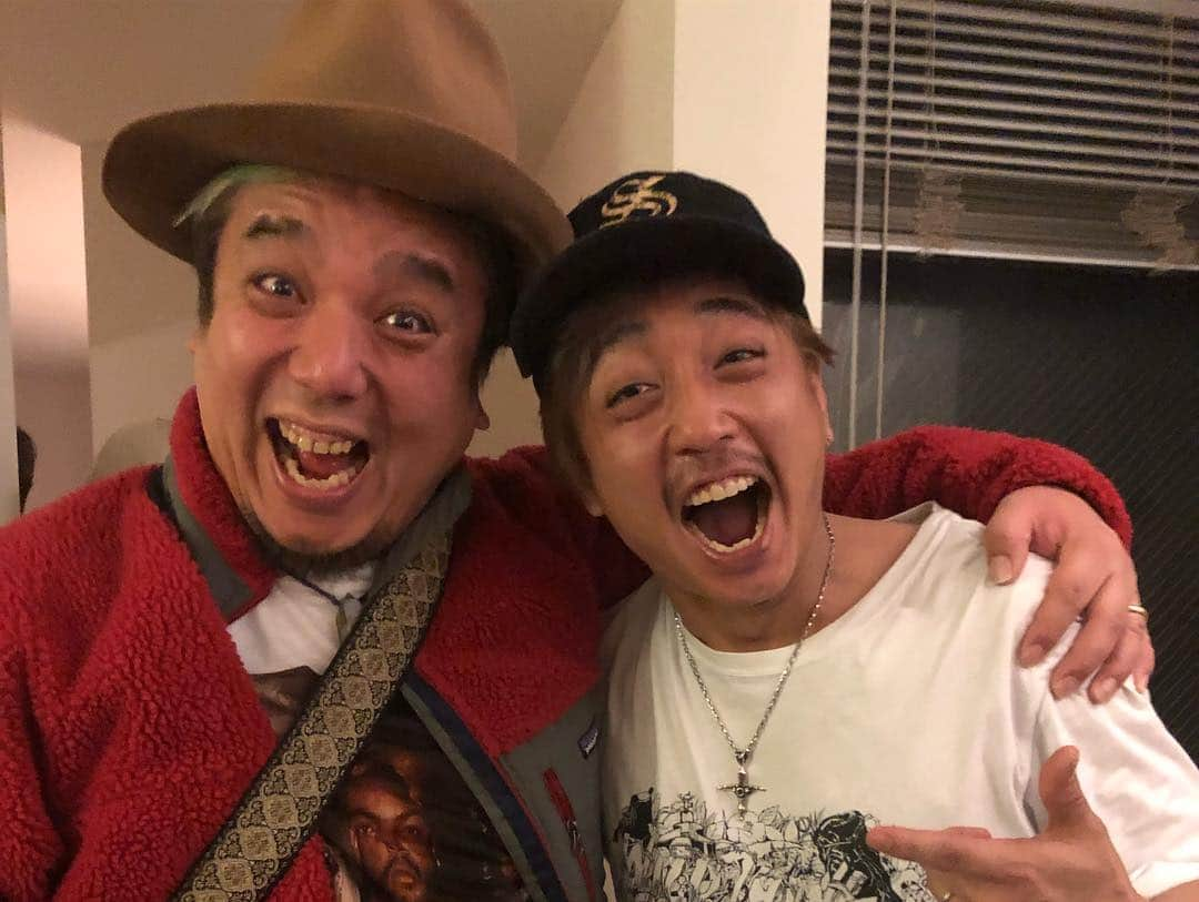 DUTTCHさんのインスタグラム写真 - (DUTTCHInstagram)「ドラマー仲間のFuyu主催の新年会 に初参加🥁  また新たな音楽仲間が出来ました。  ご縁に感謝と誘ってくれた @fuyumusic に感謝。  写真の顔は、 ハイ、ポーズの代わりにと、 俺の掛け声で、 ハイ、Fuyuの口です(笑)🤘 #Fuyu新年会 #ハイFuyu #めっちゃ素めっちゃ作り笑い」1月18日 9時46分 - uzmkduttch