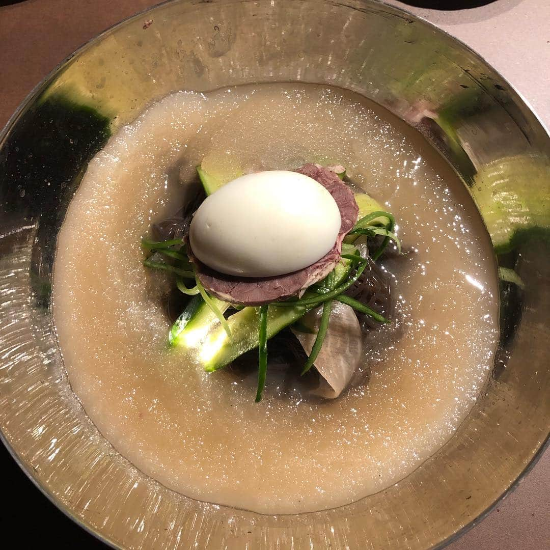 とよた真帆さんのインスタグラム写真 - (とよた真帆Instagram)「ハワイ人気No.1グルメ''黒冷麺'' 『焼肉冷麺ユッチャン。』が六本木にオープンしたので伺いました〜😃 ほっとに美味しい冷麺、ビビン麺でビックリ！ @yuchuntokyo @maenorichang @ayuuki0908 @tami_officiaal @michisugawara #ユッチャン焼肉  #ユッチャン六本木 #ユッチャン冷麺」1月18日 10時27分 - maho_toyota