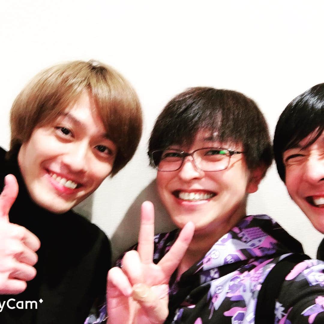 戸谷公人のインスタグラム：「昨日は青二新年会✨ 沢山の先輩に囲まれながらの挨拶 めっちゃ緊張しました（笑） でも本当に皆さんが温かく期待の星とまで言って頂き 青二に入れて良かったと心から思えました！ これからは青二の看板背負えるように 頑張ります💪  そして事務所の先輩の島崎信長さんと 大恩人の緑川光さんとツーショット🤳  #最高の仲間 #緑川光 #島崎信長 #期待の星」