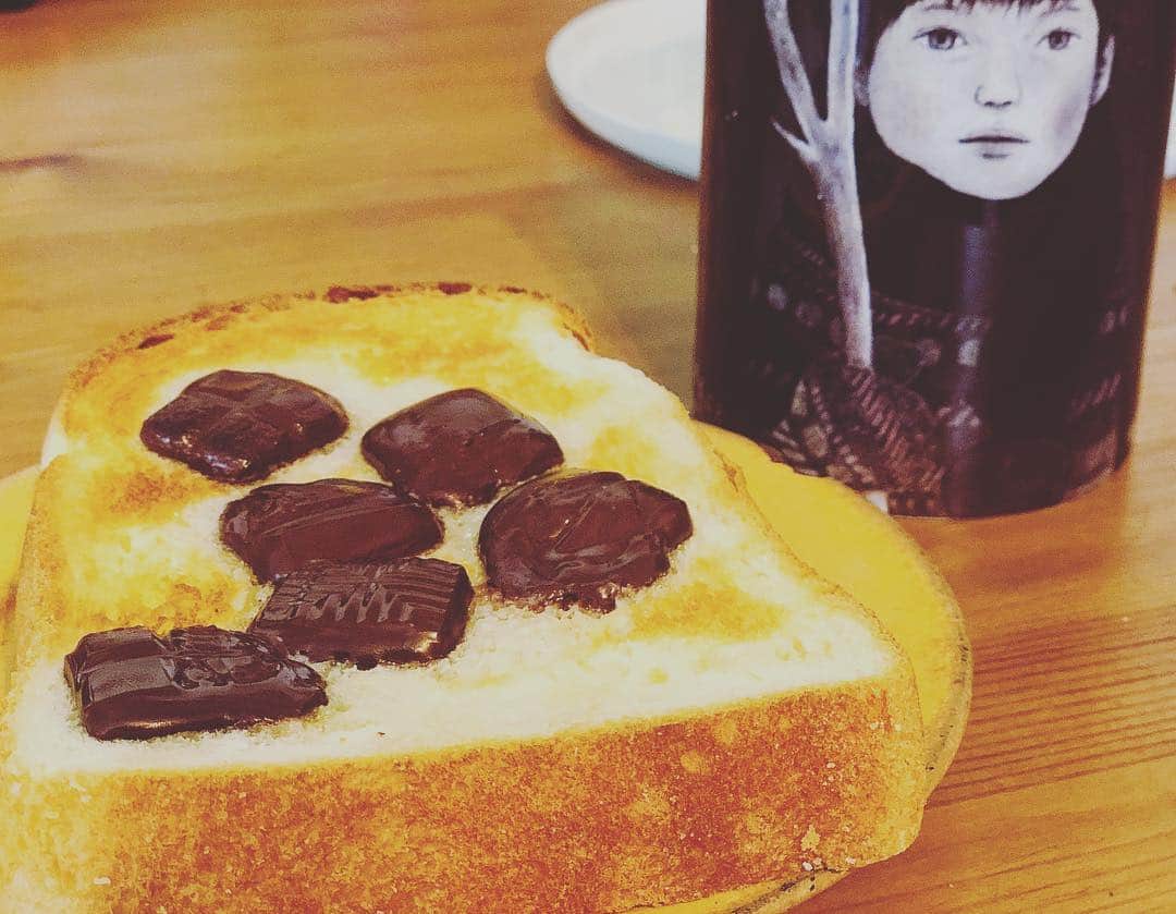 安藤裕子さんのインスタグラム写真 - (安藤裕子Instagram)「甘いものが食べたい！ となって。 バターとチョコのせたトースト食べてしまった。。。 さて。」1月18日 12時17分 - yuko_ando