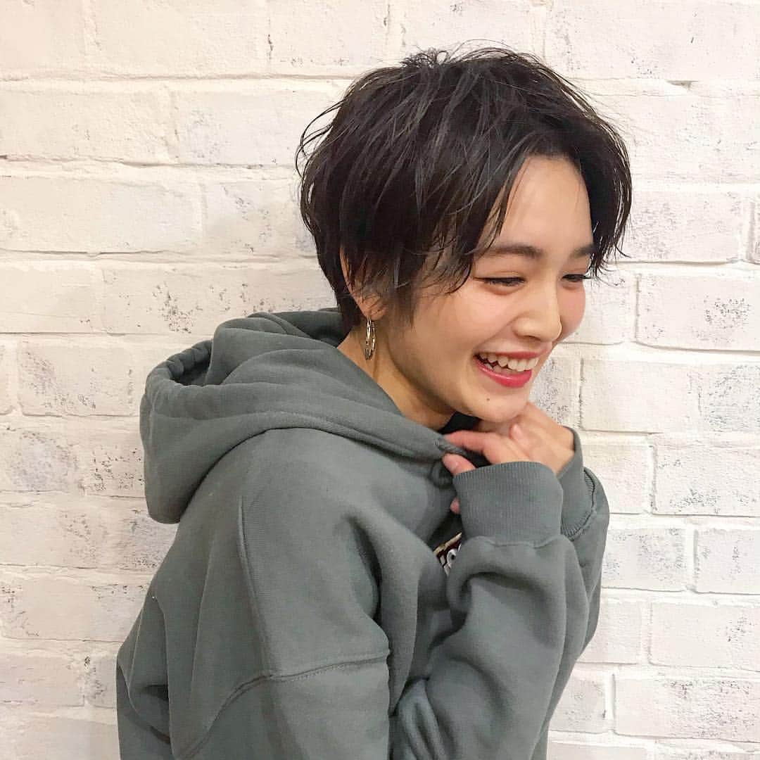 富久美玲のインスタグラム：「_ . そういえば髪カットしました💇🏻‍♀️ 前髪も伸びて良い感じにして頂きんか！ . カラーは今回ラベンダーグレージュ！ . #ヘアメンテナンス#ベリーショート#ハンサムショート#ラベンダーグレージュ#ヘアカラー」