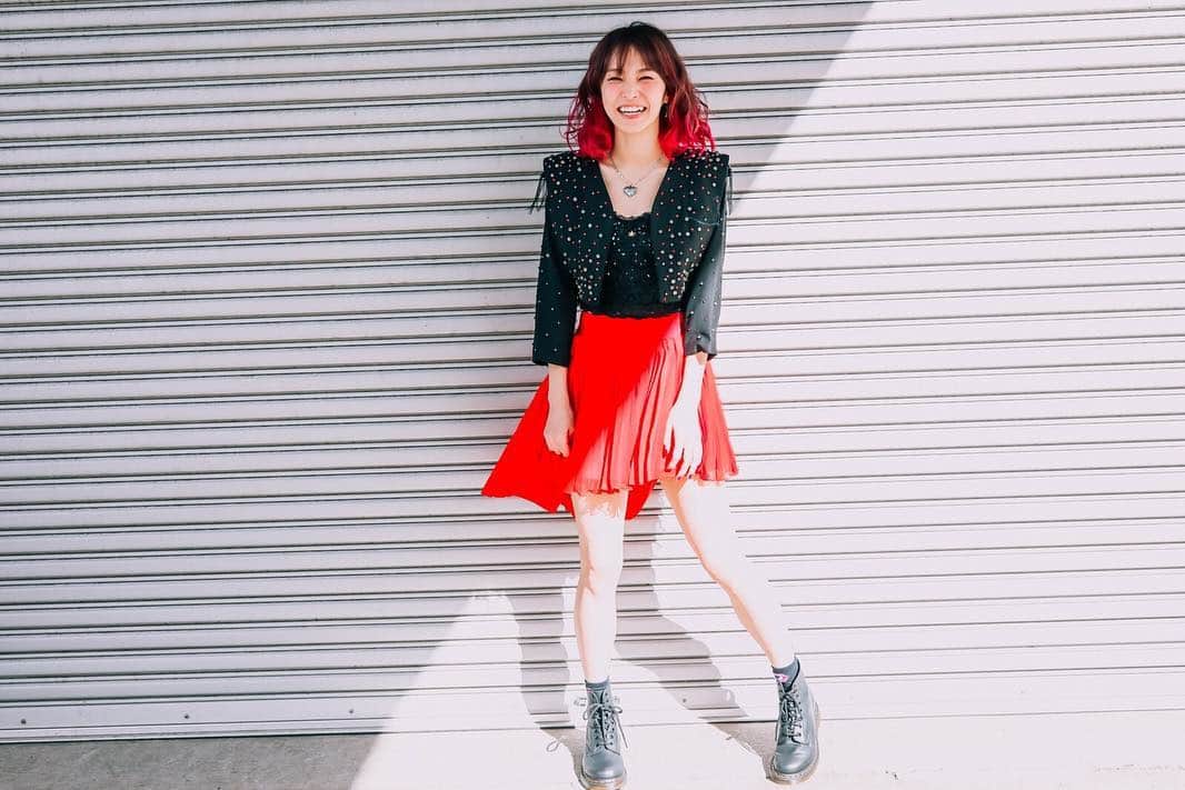LiSAさんのインスタグラム写真 - (LiSAInstagram)「ダイアの中で、シルエット登場だったから、立ち姿ですぐに見つけられるように。おきまりの真っ赤なスカートとかっちりジャケットをリメイクしてもらいましたっ☻照明がキラキラ輝く石と天使の羽根付き👼 #core #衣装 #LiSA #りさふく #よっしーコーデ  photo by @vizkage  styling by @yoshida_miho  hair make by @chinatsu.tabata88」1月18日 23時01分 - xlisa_olivex