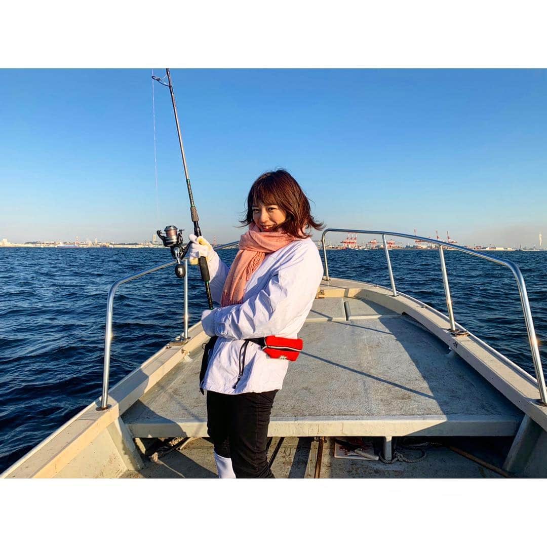 のインスタグラム：「* 報道ステーションありがとうございました💓  さて、昨日は Abema的ニュースショーのロケで あるものを釣りに東京湾へ…🎣 釣りは初体験！😳 もともと三半規管が弱くて、 船酔いをするのではないか…と 本当に不安で不安で…… 薬局に行って一番強い薬を買って飲んだら へっちゃらでした💊 薬ってすごい🥺💓💓 今回のロケも大騒ぎでした🤦🏼‍♀️ * #Abema的ニュースショー#ロケ#東京湾#横浜#釣り#フィッシング#fishing#早朝出発#寒かった#酔い止め#船酔い#右手#筋肉痛#三谷紬#アナウンサー#テレビ朝日」