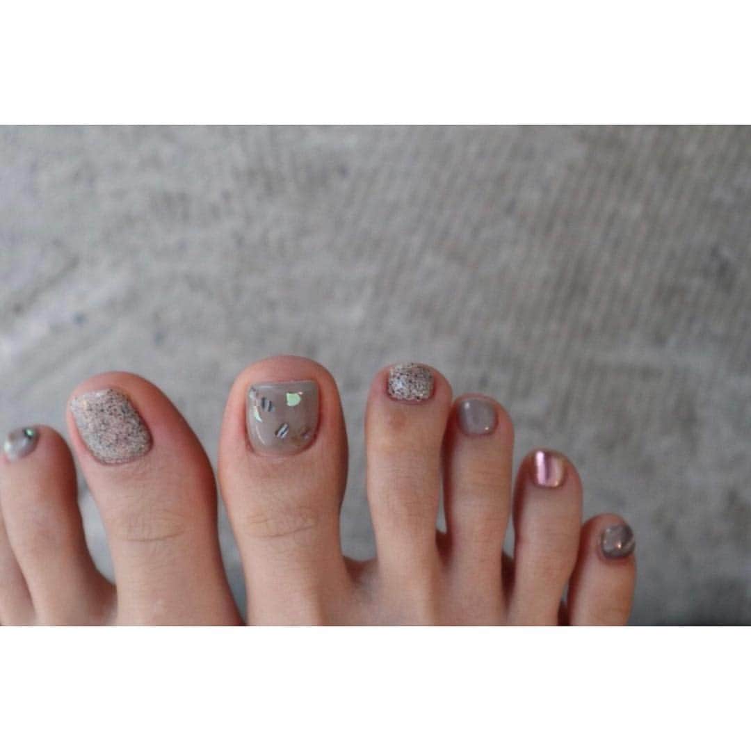 宮崎葉さんのインスタグラム写真 - (宮崎葉Instagram)「冬にフットネイル。 みえないけど。フットネイル。 靴下脱いだ時に、毎日 指先がきらきらしてるの しあわて🥺❤︎ いつもありがとうございます❤︎ @ord_nail の @meikadohara_ さんです(^.^)🦋にぱ。 #ord_nail #nail」1月18日 23時11分 - you_miyazaki
