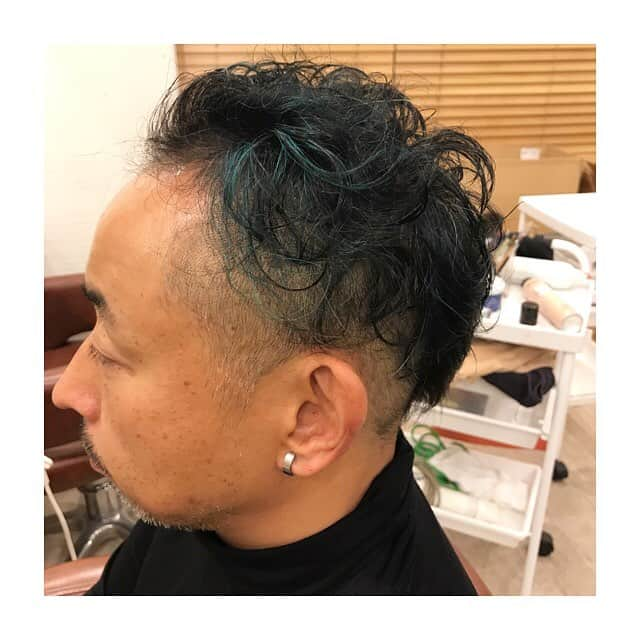 Dcolorさんのインスタグラム写真 - (DcolorInstagram)「白髪＝暗く 、 そんな事はありません！！ 、 緑をいれてお洒落に……★ 、 #マニパニ #緑 #グレイカラー #麻布十番 #美容師 #dcolor #メンズカット #アップバング #ツーブロック  #フェードカット  #ヘアカラー #グラデーション #外国人風カラー  #海外セレブ #ハイトーンカラー #ハイライト #ローライト #グレージュ  #ベージュ #出張ヘアメイク  #ヘアメイク #ヘアセット #ヘアアレンジ #ヘアスタイル #ウェディング#ウェディングヘア #ブライダル#ブライダルヘア 、 @misato1033」1月18日 23時29分 - hairdcolor