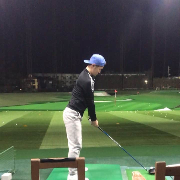 塩見好輝のインスタグラム：「どんどんよくなってる気がします🏌️‍♂️ 最近スイングばっかり載せてる。笑 記録って事で優しい目で見て下さい🐒  #丸山ゴルフセンター #スイング改造#ゴルフ #taylormade#M6 #ゴルフ男子#夜練」