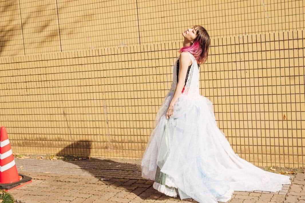 LiSAさんのインスタグラム写真 - (LiSAInstagram)「真っ白なストレートのドレスワンピを、ふわっと広がる生地に水色を足してもらって、止まって歌うバラードも、ふわふわ飛び回る曲も違う表情を見せてくれるドレスにしてもらいましたっ☻ #core #衣装 #LiSA #りさふく #よっしーコーデ  photo by @vizkage  styling by @yoshida_miho  hair make by @chinatsu.tabata88」1月18日 23時52分 - xlisa_olivex