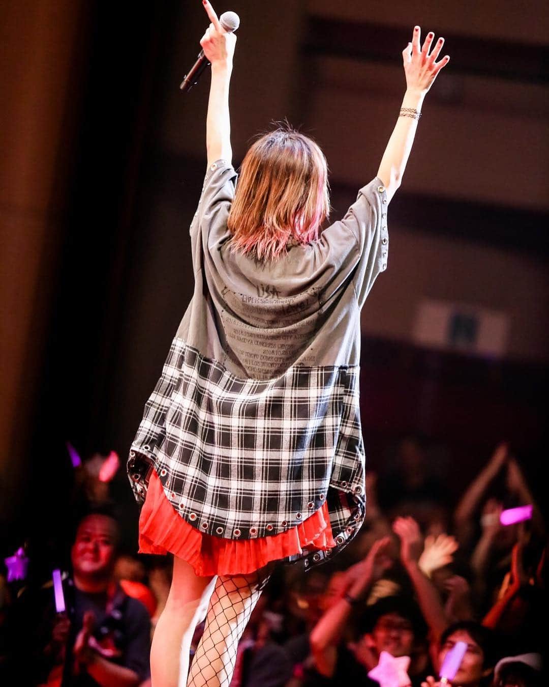 LiSAさんのインスタグラム写真 - (LiSAInstagram)「グッズのリメイクTシャツは二つ作ってもらいましたっ☻裾にチェックを付けてもらって、ぱっと見サロペットにも見えるすごいやつ\( ¨̮ )/ #core #衣装 #LiSA #りさふく #よっしーコーデ  photo by @vizkage  styling by @yoshida_miho  hair make by @chinatsu.tabata88」1月19日 0時11分 - xlisa_olivex