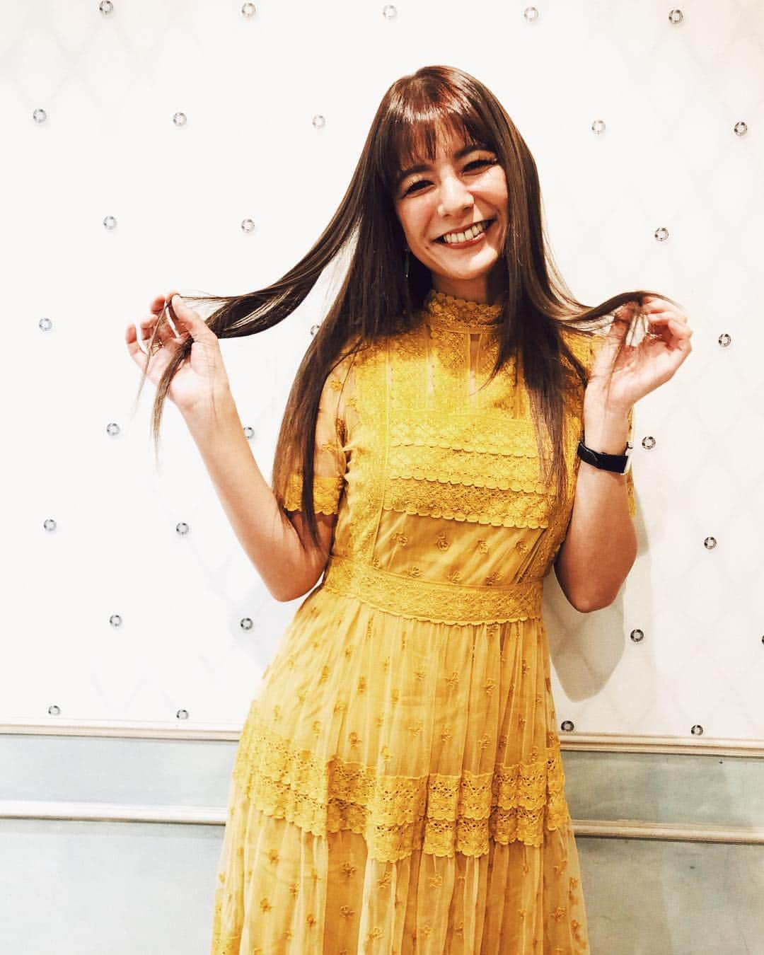 スザンヌさんのインスタグラム写真 - (スザンヌInstagram)「@roi_salon でピコトリートメントとカラーを💇‍♀️💛﻿ ﻿ 野口さんとROIのみんなの雰囲気やっばりすきだなー﻿ ﻿ 今年もどうぞよろしくお願いします🤲﻿ ﻿ やっと自分で自分の前髪に見慣れてきた頃、﻿ しばらくは前髪短いままでいようかなと。﻿ ﻿ 今日の服は﻿ #wear更新」1月19日 0時16分 - suzanneeee1028