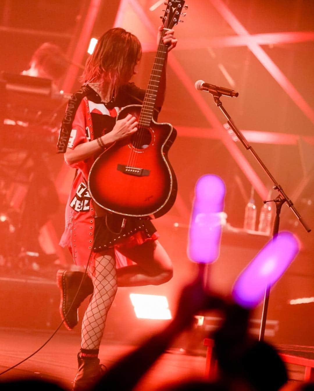 LiSAさんのインスタグラム写真 - (LiSAInstagram)「リメイクTシャツ二つ目は、赤黒が際立つように☻袖には、パーカーの袖が付いてます☻お気に入り\( ¨̮ )/ #core #衣装 #LiSA #りさふく #よっしーコーデ  photo by @vizkage  styling by @yoshida_miho  hair make by @chinatsu.tabata88」1月19日 0時16分 - xlisa_olivex