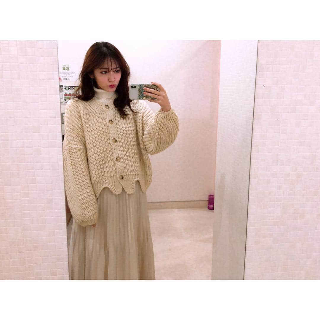 鈴木愛理さんのインスタグラム写真 - (鈴木愛理Instagram)「✴︎ この前の私服☺︎ カーディガンの裾が可愛いの🥰 . . #ブランドはタグ付けしたよ #実は #真っ白コーデの日に限って #担々麺が降ってくるという事件おきたんだ #こぼしたんじゃないの #降ってきたの #😂 #一瞬にして背面オレンジ #😭 #詳しくはストーリーででも語ろうかな笑 #悲劇だったぜ #🍜」1月19日 0時18分 - airisuzuki_official_uf