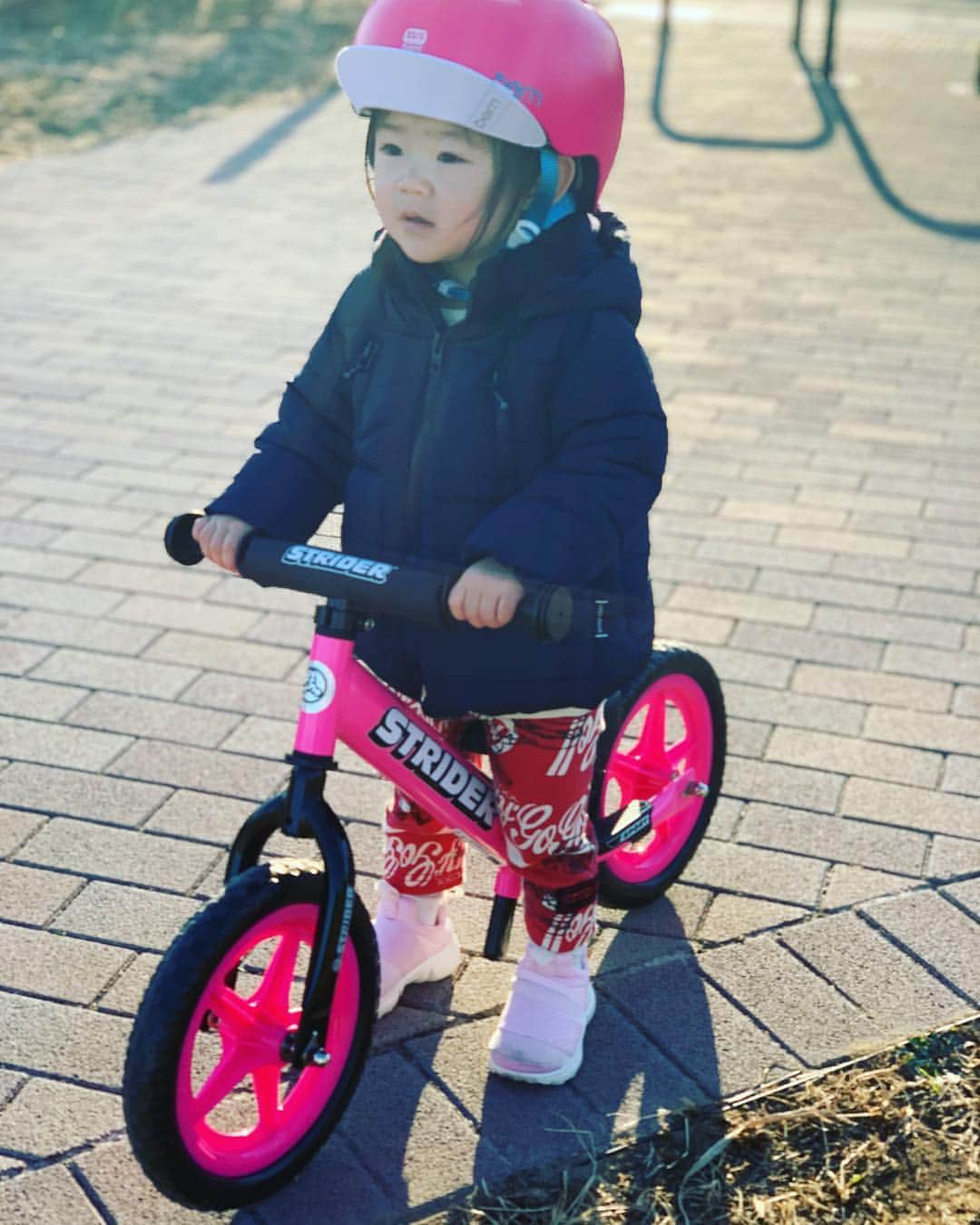 大菅小百合さんのインスタグラム写真 - (大菅小百合Instagram)「風が冷たいけどお外で遊ぶ‼️😆😆✨ 乗りこなしてはいないけど嫌ではないみたい✌🏻 ・ ・ ・ #ストライダー #1歳9ヶ月 #タイヤはピンクにカスタム #自転車に合わせてピンクのヘルメット #格好からはいるタイプの親 #寒いけど #ストライダーからのラダー」1月18日 16時36分 - sayuriosuga1027