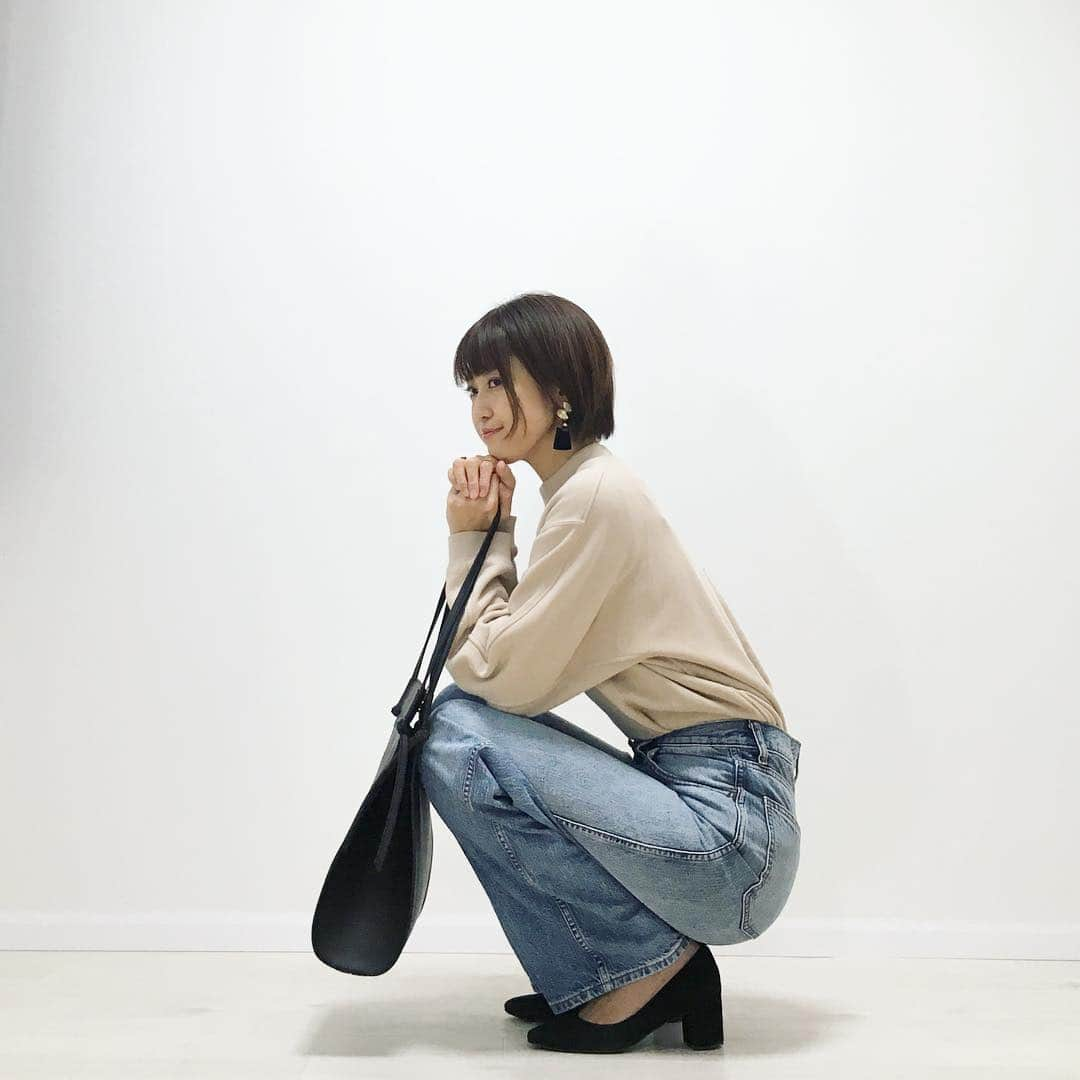 ryo0809appleさんのインスタグラム写真 - (ryo0809appleInstagram)「#coordinate * * * tops&jeans: @uniqlo  bag&accessory: @tonery.fukuoka  pumps: @colehaanjapan * * #上下ユニクロ部  Uniqlo Uの#神デニム ♡♡♡ 今年のではないUniqlo Uのスウェットを合わせてみたけど、やっぱりこのスウェットの形好きだなぁ🥰 今年も出てるの買おうかなぁ…😍🤔 * * 先日行ったお気に入りの雑貨屋さん @tonery.fukuoka で可愛いバッグも見つけたので即買い💕 オトナ買いしたタッセルピアス、この日はゴールド×ブラック👂🏻 捻れ部分の立体感が、コレ絶対つけた方が映える❣️と思って全色買いしたけどやっぱり間違いなかった😆‼️ * * * #ユニジョ #博多ユニジョ #上下ユニクロ #uniqlou  #tonery #トネリー #プチプラアクセサリー  #プチプラコーデ #プチプラファッション  #ママコーデ  #outfit #ootd #fashion #kaumo_fashion #locari #ponte_fashion #mamagirl #mineby3mootd #ママスタ冬コーデ  #アラフォーママ  #アラフォーコーデ #40代コーデ #fashionista #fashionblogger  #おしゃれさんと繋がりたい  #大人可愛いコーデ #大人女子コーデ」1月18日 16時47分 - ryo0809apple