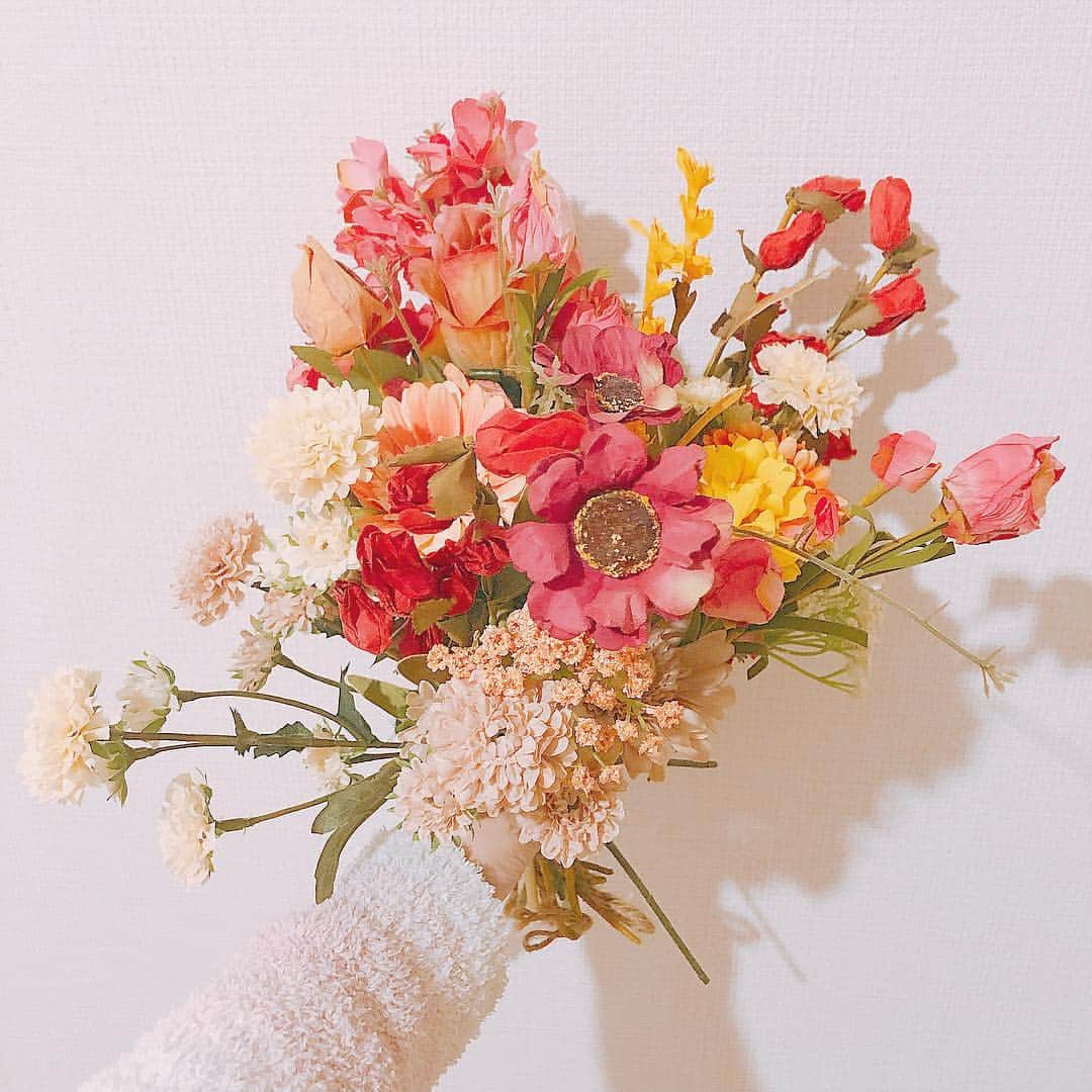鹿目凛さんのインスタグラム写真 - (鹿目凛Instagram)「引っ越しの準備。 お花を部屋のいろんなところに置くのが好きで、枯れないお花を趣味でたくさん買ってる。次のお部屋にもたくさん置いて、気分も明るく過ごすぞ〜！」1月18日 17時00分 - kaname_rin