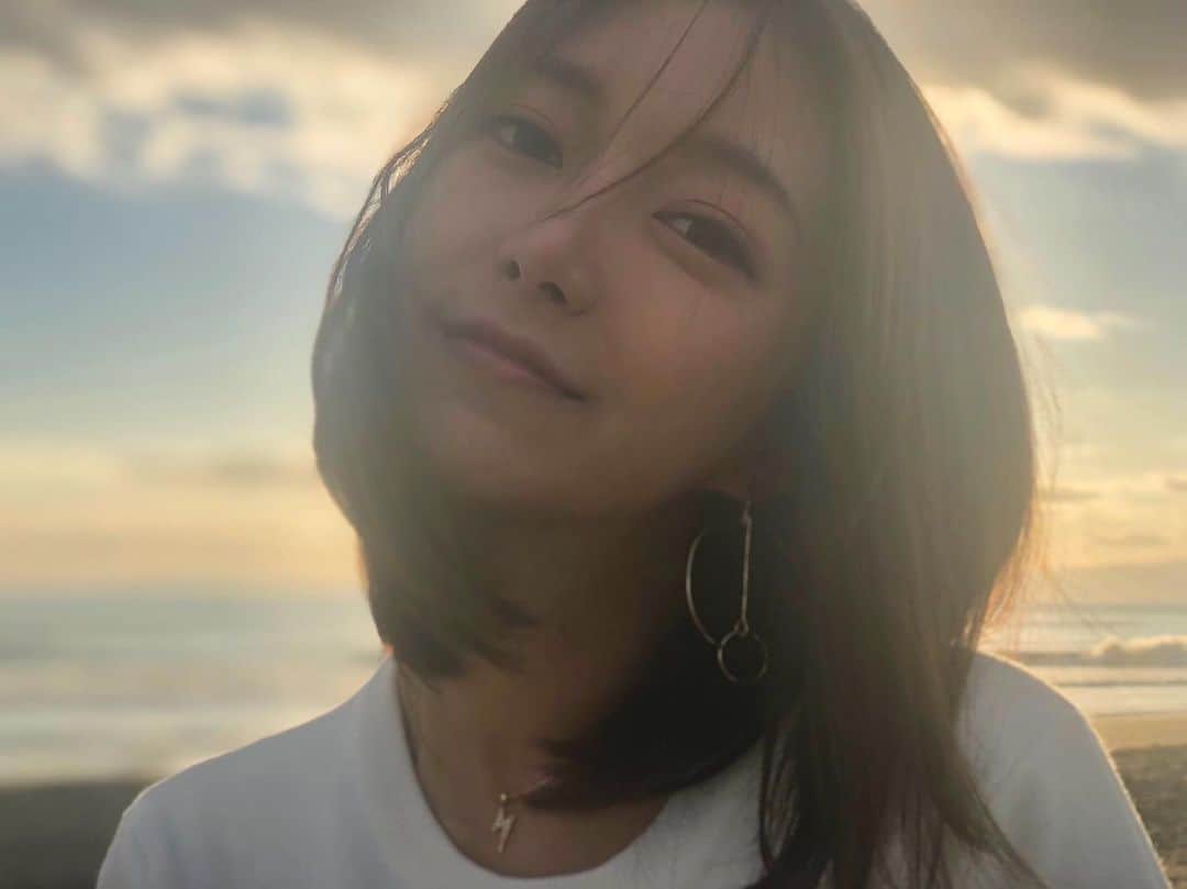 のインスタグラム：「. 今日あったかかったよね☺️ . 久しぶりにゆっくりお日様に当たれて 気持ちよかったなぁ💕 . 日光を浴びるとビタミンDが生成されて インフルエンザ予防になるんだってー！ . 浴びすぎはシミになるからダメだけどね🙅‍♀️ . 皆さん1週間お疲れ様でした！ 良い週末をー💋」
