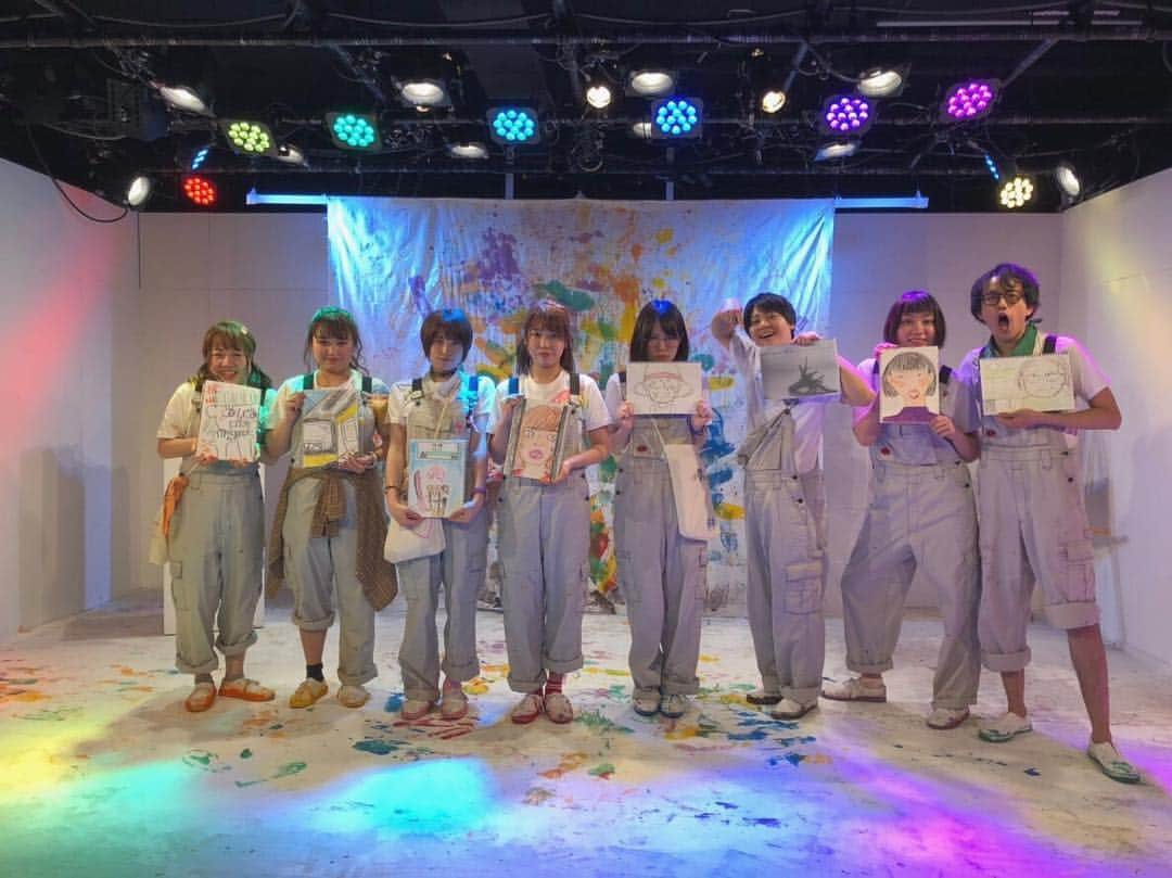 横川ユカのインスタグラム：「#菅生ゼミ休講のお知らせ A組背の順写真。ちゅーの140cm台から始まり。1番高いゆってぃさんは男性の平気身長前後かな？(多分)  とってもミニマムなチームでした。  横川も意外と(高く見られる)3番目。じゃりは小さく見られるけど、2人の身長差は1cmな事にお互い驚き。笑  #ミニサイズ #セルフィ #selfie #セルフポートレート #ポートレート #portrait #カメラ女子 #igers #igersjp #lovers_nippon_portrait #stage #actress #actor #菅生ゼミ休講のお知らせ #桃瀬ゆか #おゆか #スターフィールド劇場 #美大 #大学 #ゼミ #art #paint #ペンキ #fashionphotograpy #instafashion #Instagram #iphoneカメラ女子」