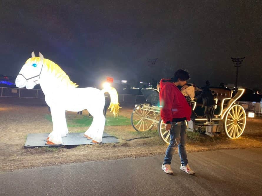 川崎希さんのインスタグラム写真 - (川崎希Instagram)「大井競馬場のTOKYO MEGA ILLUMINATIONを見に行ってきたよ〜💓💓💓 関東最大級800万球規模のイルミネーションイベントで リニューアルされた「MEGA TREE GARDEN」は写真のバラのイルミネーションがとっても綺麗ですごくオススメ🌹  3月末まで毎日開催みたい🌟🌟🌟 #イルミネーション #デート #夜景 #競馬場 #pr #tokyomegaillumination #東京メガイルミ #インスタ映え #フォトジェニック #大井競馬場 #illumination #pony」1月18日 18時37分 - kawasakinozomi