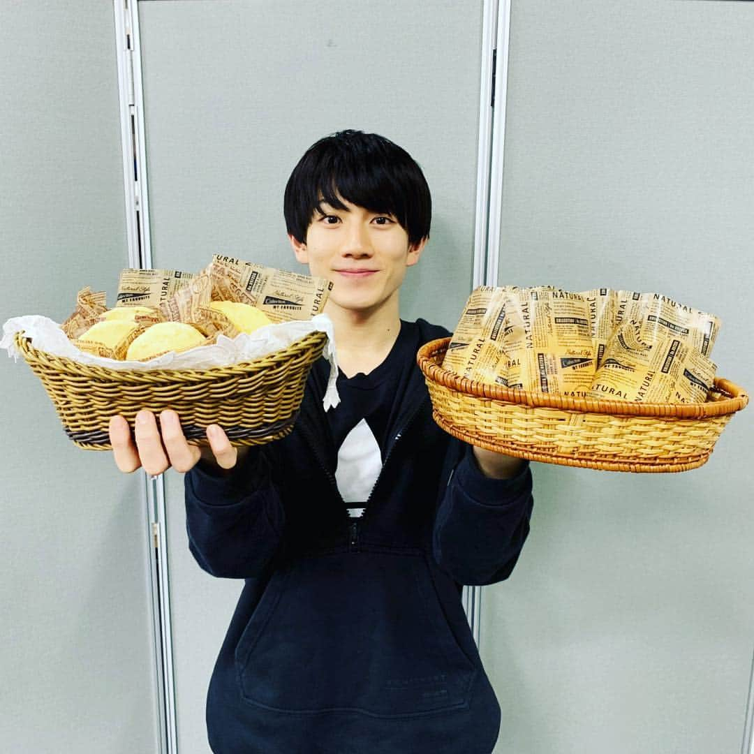 赤澤遼太郎さんのインスタグラム写真 - (赤澤遼太郎Instagram)「せいやくんがスコーンを作ってきてくれました。 メッチャクチャ美味しすぎて3個食べました！ 動かなきゃ。。。 #赤澤遼太郎#A3!#舞台#エーステ#稲垣成弥#スコーン#秋組#おいおいジャムがついとるやないか#いんすたたろう」1月18日 18時54分 - akazawa_taro