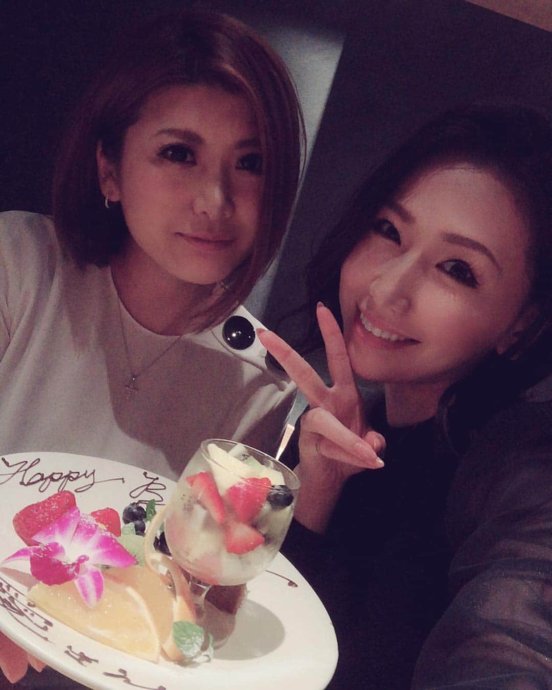 佐山愛さんのインスタグラム写真 - (佐山愛Instagram)「❤︎ ・ お誕生日たくさんお祝いしてもらえて 嬉しい今日このご〜ろ🤗❤️ ・ 載せれない写真もたくさんあるけど(笑) 嬉し楽しい雰囲気の一部をご紹介♪ ・ ・ 平成と共に生まれた私にとって、 この平成最後の誕生日は とても感慨深いものがあって、 そんな誕生日をステキな仲間たちに お祝いしてもらえる私は 本当に本当にほんとーにっ！ 幸せ者ですなぁ💜💜💜 ・ みんなありがとう😍 ・ 愛してま〜〜す❤️❤️❤️❤️❤️ ・ ・ #誕生日 #mybirthday #30歳 #三十路 #平成最後 #私は終わらないよ笑 #食べすぎ飲みすぎで幸せ太り中 #来月から頑張ります」1月18日 19時13分 - ai_sayama0108