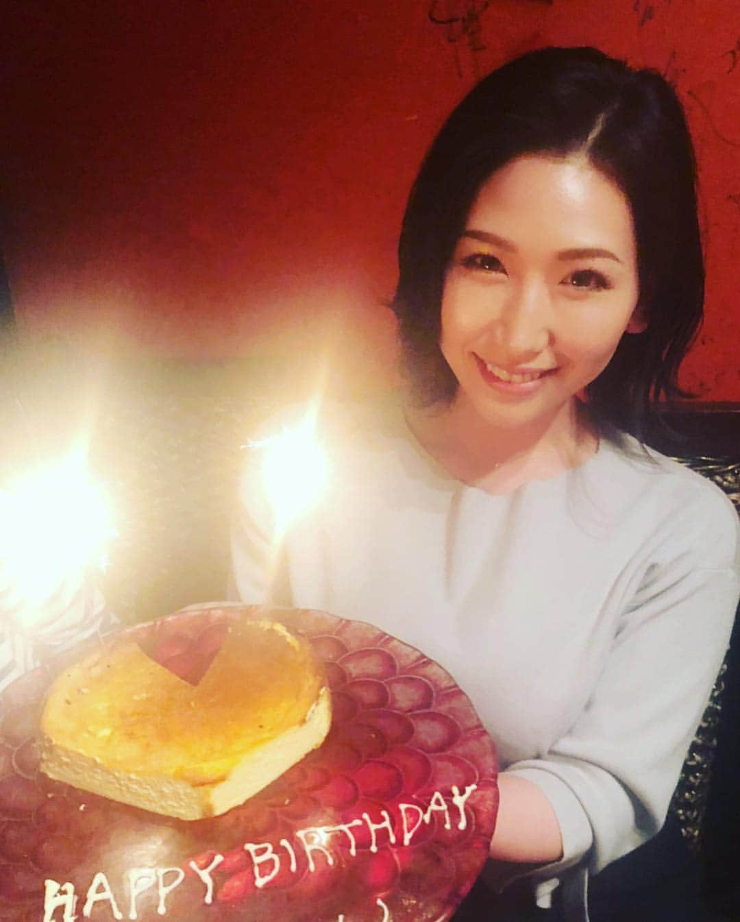 佐山愛さんのインスタグラム写真 - (佐山愛Instagram)「❤︎ ・ お誕生日たくさんお祝いしてもらえて 嬉しい今日このご〜ろ🤗❤️ ・ 載せれない写真もたくさんあるけど(笑) 嬉し楽しい雰囲気の一部をご紹介♪ ・ ・ 平成と共に生まれた私にとって、 この平成最後の誕生日は とても感慨深いものがあって、 そんな誕生日をステキな仲間たちに お祝いしてもらえる私は 本当に本当にほんとーにっ！ 幸せ者ですなぁ💜💜💜 ・ みんなありがとう😍 ・ 愛してま〜〜す❤️❤️❤️❤️❤️ ・ ・ #誕生日 #mybirthday #30歳 #三十路 #平成最後 #私は終わらないよ笑 #食べすぎ飲みすぎで幸せ太り中 #来月から頑張ります」1月18日 19時13分 - ai_sayama0108