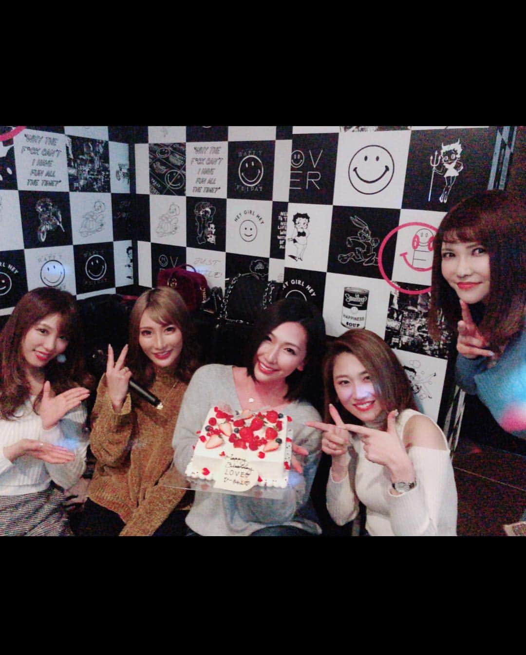 佐山愛のインスタグラム：「❤︎ ・ お誕生日たくさんお祝いしてもらえて 嬉しい今日このご〜ろ🤗❤️ ・ 載せれない写真もたくさんあるけど(笑) 嬉し楽しい雰囲気の一部をご紹介♪ ・ ・ 平成と共に生まれた私にとって、 この平成最後の誕生日は とても感慨深いものがあって、 そんな誕生日をステキな仲間たちに お祝いしてもらえる私は 本当に本当にほんとーにっ！ 幸せ者ですなぁ💜💜💜 ・ みんなありがとう😍 ・ 愛してま〜〜す❤️❤️❤️❤️❤️ ・ ・ #誕生日 #mybirthday #30歳 #三十路 #平成最後 #私は終わらないよ笑 #食べすぎ飲みすぎで幸せ太り中 #来月から頑張ります」
