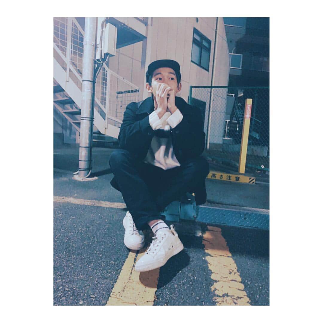 九内健太のインスタグラム：「季節感とかサイズ感とか靴下とか、細かい所に気が回らないって性格が服装にまで出てますね。  インフルエンザが流行ってるみたいなので、手洗いうがいと寝る時は暖かくして寝ましょう☝︎ #八分丈 #靴下 #スニーカー  #俳優 #actor #演员 #배우 #モデル #model #时装模特 #모델」