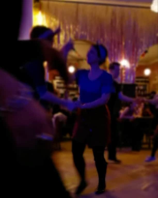 ステファノ・カルーゾのインスタグラム：「Mittwochs ist Clärchen Ballhaus / Berlin📍#berlin #clarchensballhaus #swing #lindyhop #wednesdaynight #dancinglikenooneiswatching #happydays #happylife #ciaobelli」