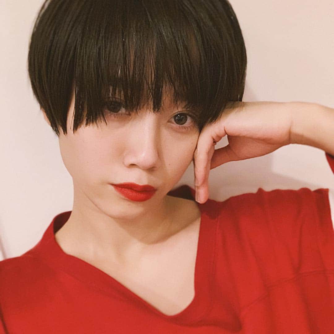 宮城舞さんのインスタグラム写真 - (宮城舞Instagram)「赤が昔から好きな私。 いつからか赤リップは私にとって 欠かせないアイテムに💄 赤には色んな赤があるけれど @shuuemura の #RD163  の赤はどんな女性にもフィットし 魅力を引き出してくれる赤💋 女性としての深みを出し 毎日つけたくなる色。  そんな #RD163 のルージュ アンリミテッド マットの イメージモデルをやらせていただいてます💃🏻 このリップ、マットなのに 塗り心地なめらかで 全然乾燥しなくて本当におススメ💋  カジュアルなスタイルが多い私は マットを塗ることがほとんどだよ♥️ #RD163 #shuリップ #シュウウエムラ」1月18日 19時38分 - mai_miyagi