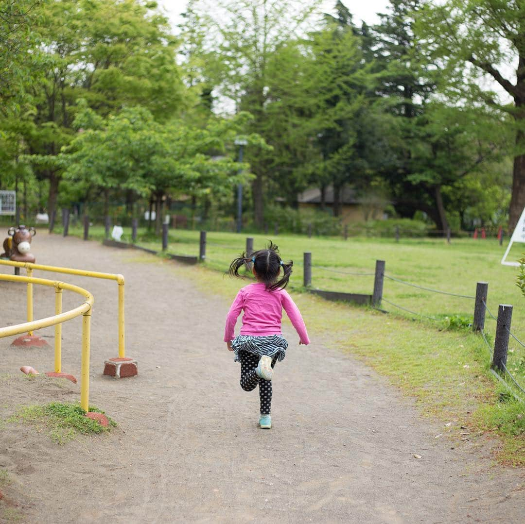 soarさんのインスタグラム写真 - (soarInstagram)「NPO法人Hand&Footの代表理事として、先天性四肢障害のある子供と家族をサポートしている浅原さん🍀✨ これまでの葛藤や娘さんの持つ限りない可能性、希望について綴ってもらいました🌷🌼 https://soar-world.com/2017/05/19/handandfoot/ ・ ・ 「soar(ソアー)」は、人の持つ可能性が広がる瞬間を捉え、伝えていくメディアです🕊💐✨ https://soar-world.com/ ・ ・ #soar_world #先天性四肢障害 #家族 #子ども #手 #足 #指 #娘  #裂手症 #裂足症 #欠損 #形成不全 #出産 #リハビリ #不安 #手術 #幸せ #勇気 #生活 #絵本 #ポジティブ #明るい #可能性 #多様性 #ダイバーシティ #妊娠 #幼稚園 #保育園 #SNS #親」1月18日 20時09分 - soar_world