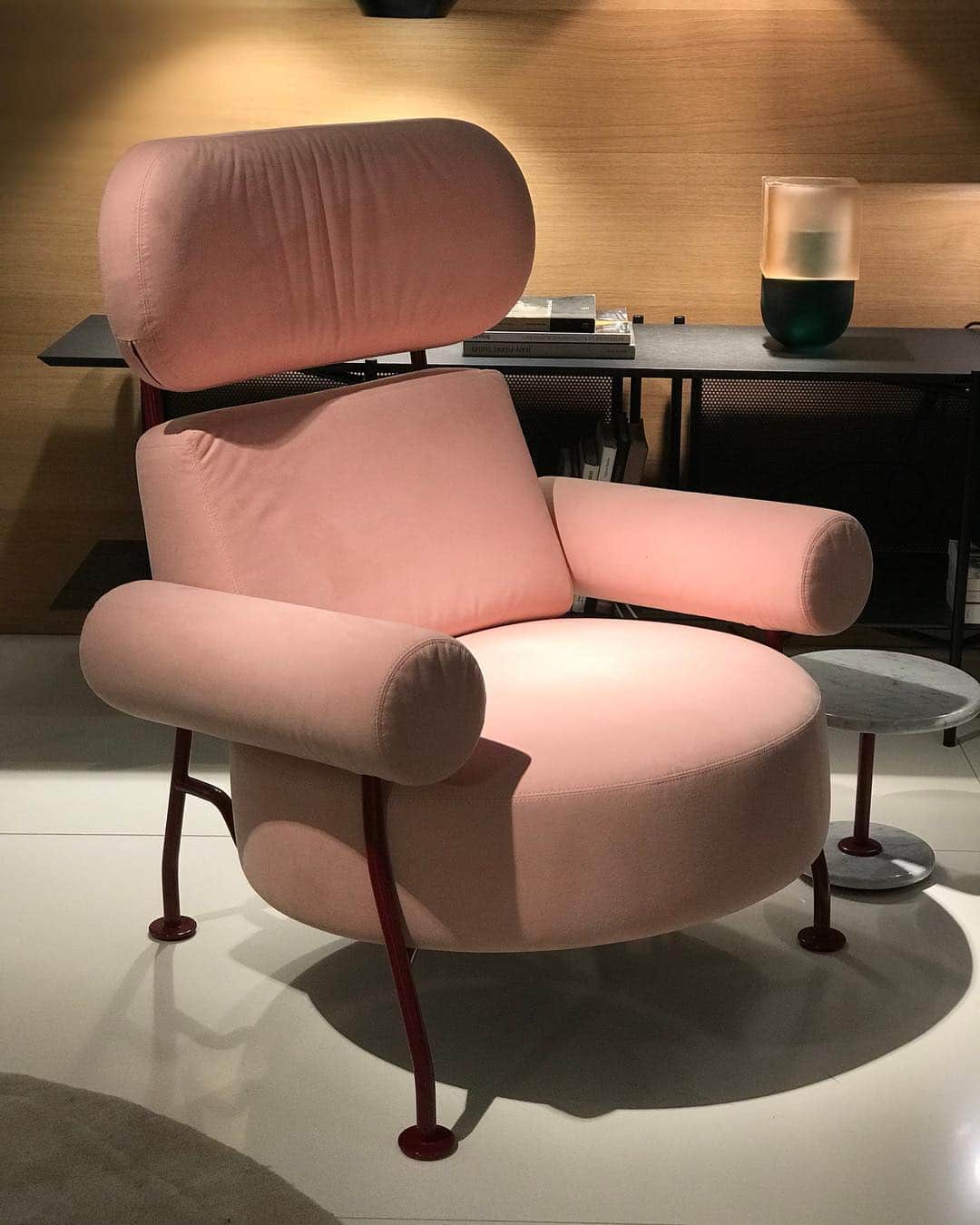 Ligne Rosetさんのインスタグラム写真 - (Ligne RosetInstagram)「Starting the first day at @maisonetobjet: explore Astair designed by Pierre Charpin: a contemporary interpretation of the wing chair. ⠀ ⠀ Astair’s principle design is composed of independent padded elements arranged around a steel structure. Charpin’s design is made with a pocket-sprung suspension, high resilience foams & a studied padding to guarantee comfort and longevity. ⠀ ⠀ Swipe to see more of Astair at @maisonetobjet - and join us at Hall 6, Stand J46/K45.⠀#LigneRoset2019」1月18日 20時15分 - ligneroset