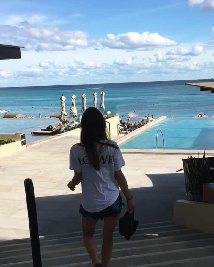 のインスタグラム：「Walking into the weekend like...💃 #TGIF #itsfriday #cancun」