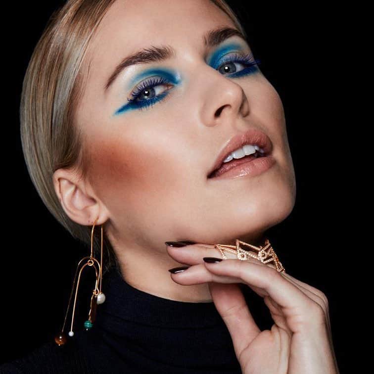 レナ・ゲルケさんのインスタグラム写真 - (レナ・ゲルケInstagram)「Blue is back! @graceleebeauty created this make up look for last night‘s @maybelline_magazin_de Show in berlin 💫Anzeige #maybelline」1月18日 21時12分 - lenagercke