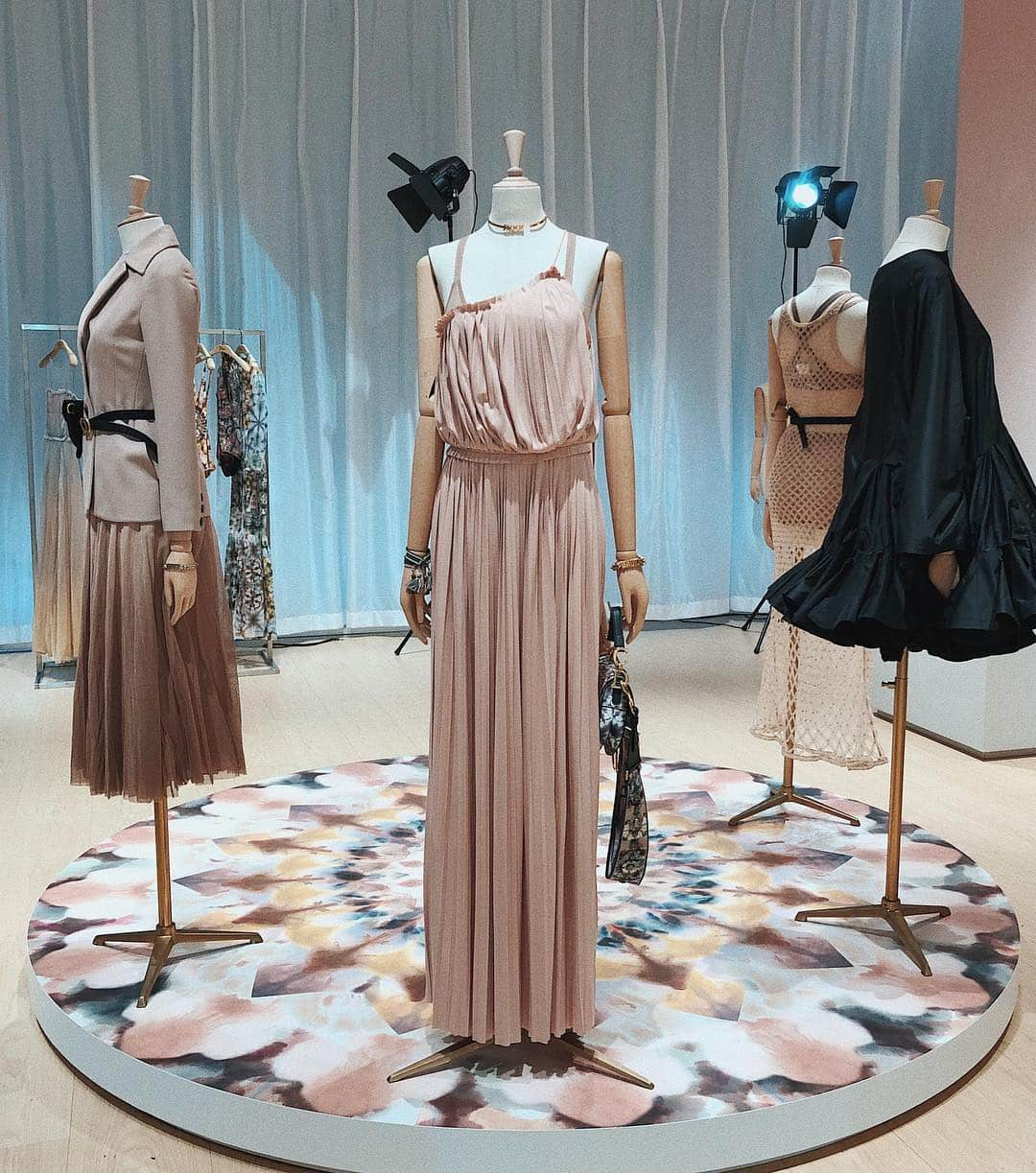 伊原葵さんのインスタグラム写真 - (伊原葵Instagram)「Dior Spring-Summer 2019. . . 展示会にお邪魔してきました☺️🌸 今回のテーマはダンス💃 ヌーディカラーが本当に素敵で、 ジャケットも細身のシルエットで すごく綺麗でした☺️ ずっと欲しかったブックトートの 小さいサイズが登場するらしく getしたいなぁ〜と思ってる❤️❤️ 今年もSSいろいろ楽しみだなぁ〜っっ . . #dior」1月18日 21時38分 - aoi186