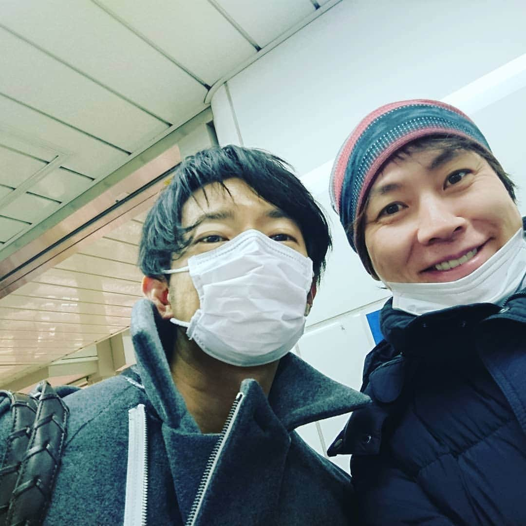 置鮎龍太郎さんのインスタグラム写真 - (置鮎龍太郎Instagram)「街で偶然バッタリ出逢った #津田健次郎 くん♪  久しぶりだったのに、このタイミング！(笑)  日曜日、#ベストフェスタ 2日目宜しくねん(^^ゞ  #テニプリ #置鮎龍太郎」1月18日 21時45分 - chikichikiko