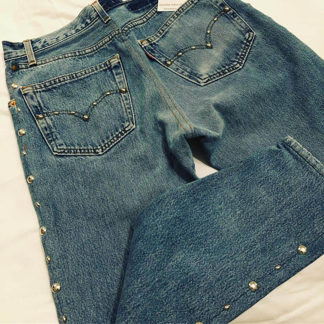 RIKACOさんのインスタグラム写真 - (RIKACOInstagram)「今日は晴れ☀️でも寒い❄️ 昨日ゲットしたリーバイス リダーン  @levis  #redone ❤️ とシャネルのブーティー @chanelofficial  最高😊❤️ #rikaco_fashion  #🇫🇷 #デニムコーデ  ダウン @moncler  #❤️」1月18日 22時25分 - rikaco_official