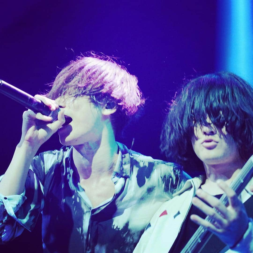 [ALEXANDROS]さんのインスタグラム写真 - ([ALEXANDROS]Instagram)「今日は福岡でライブでした。 来てくれた人ありがとう。  久しぶりの福岡。 最高のテンションでした。 そして福岡はやっぱり美人が多い。女性も男性も。 さらにテンション上がりました。 また明日。 最高の夜にしましょう。洋平 #sleeplessinfukuoka  #sleeplessinjapantour  psいつもサトヤスだけ写真遠いから終わってお弁当食べるサトキュンを激写」1月18日 22時24分 - alexandros_official_insta