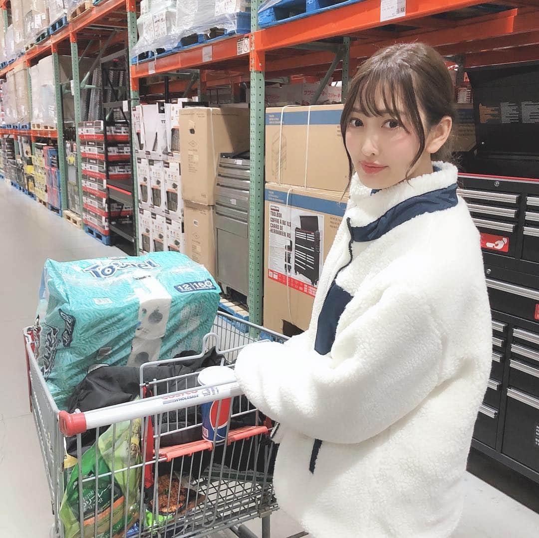 のインスタグラム：「コストコ〜😊❤️ YouTuberさんの購入品動画をたっくさん見て、予習して行ったよ💪笑 私のリピート品はトイレットペーパー、キッチンペーパー、クリーミーチーズ鱈、ポテチ、さくらどりなどなど。笑笑 あーたのしかった😊 . . #コストコ#コストコ購入品#ootd#outfit#coordinate」