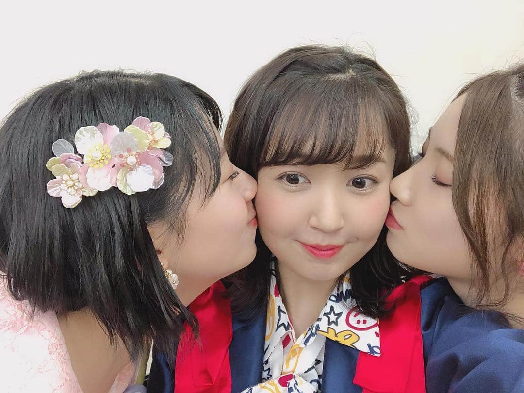 惣田紗莉渚さんのインスタグラム写真 - (惣田紗莉渚Instagram)「お誕生日に 可愛い2人のキスをもらった幸せ者です。へへ リクエストアワー、実は今日一曲もランクイン曲歌ってないのですが、お誕生日おめでとうのボードとか色々見つけました！ありがとうです❤️本当にありがとう。 #kiss #mybirthday  #birthdaygirl  て呼んでくれる #りょうちゃん #北川綾巴 ちゃん #後藤楽々 ちゃん #幸せ」1月18日 22時33分 - sarisari0118