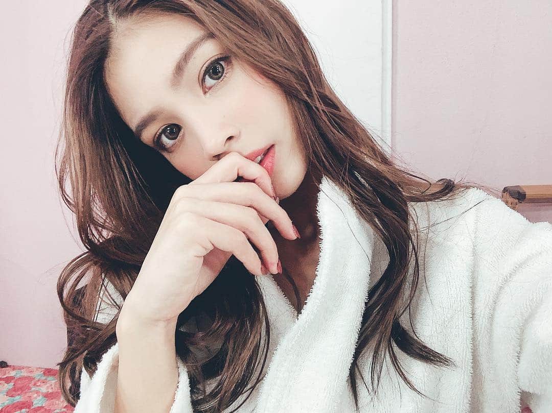 三浦絵里香のインスタグラム：「無事に23歳になりました🤭❤️ 気づいたらあっとゆうまに 23歳になってる〜(笑) みんなDMやLINE、色々ありがとね♡ これからも三浦絵里香を よろしくおねがいします🐩 . .」
