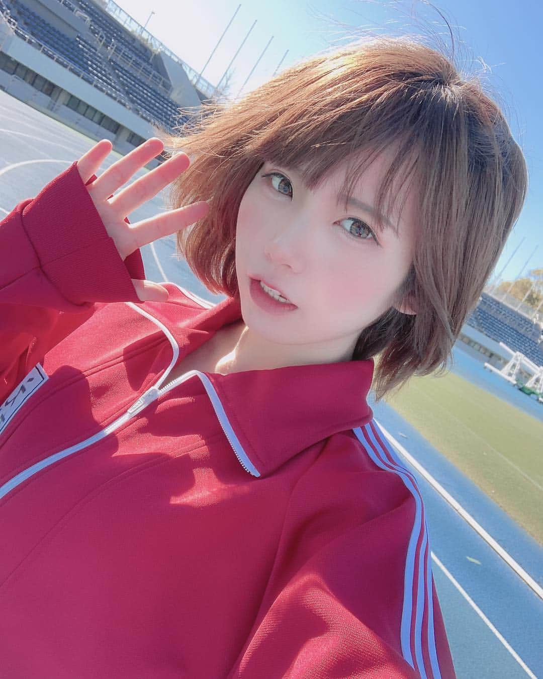 えなこさんのインスタグラム写真 - (えなこInstagram)「お仕事で赤ジャージ着てました☀️」1月18日 22時51分 - enakorin