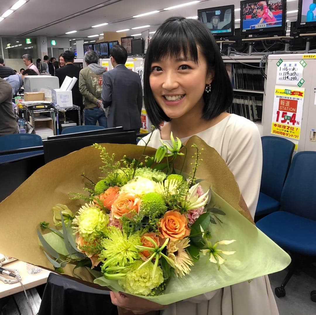 竹内由恵さんのインスタグラム写真 - (竹内由恵Instagram)「昨日の放送後、サプライズで誕生日祝いの花束をプレゼントしていただきました！覚えていただいたことが本当に嬉しかったです😳 先日金曜報道ステーションのコメンテーター野村修也さんと小木アナウンサーとご飯したときも、サプライズでお祝いしていただいたのです。自宅の花瓶に飾って幸せ気分に浸っています🌸」1月19日 9時36分 - yoshie0takeuchi