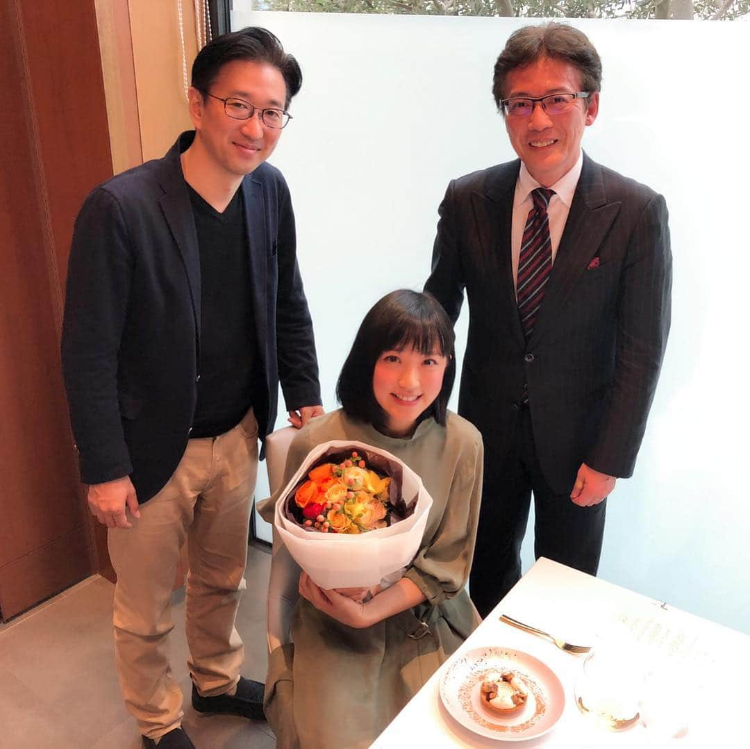 竹内由恵さんのインスタグラム写真 - (竹内由恵Instagram)「昨日の放送後、サプライズで誕生日祝いの花束をプレゼントしていただきました！覚えていただいたことが本当に嬉しかったです😳 先日金曜報道ステーションのコメンテーター野村修也さんと小木アナウンサーとご飯したときも、サプライズでお祝いしていただいたのです。自宅の花瓶に飾って幸せ気分に浸っています🌸」1月19日 9時36分 - yoshie0takeuchi