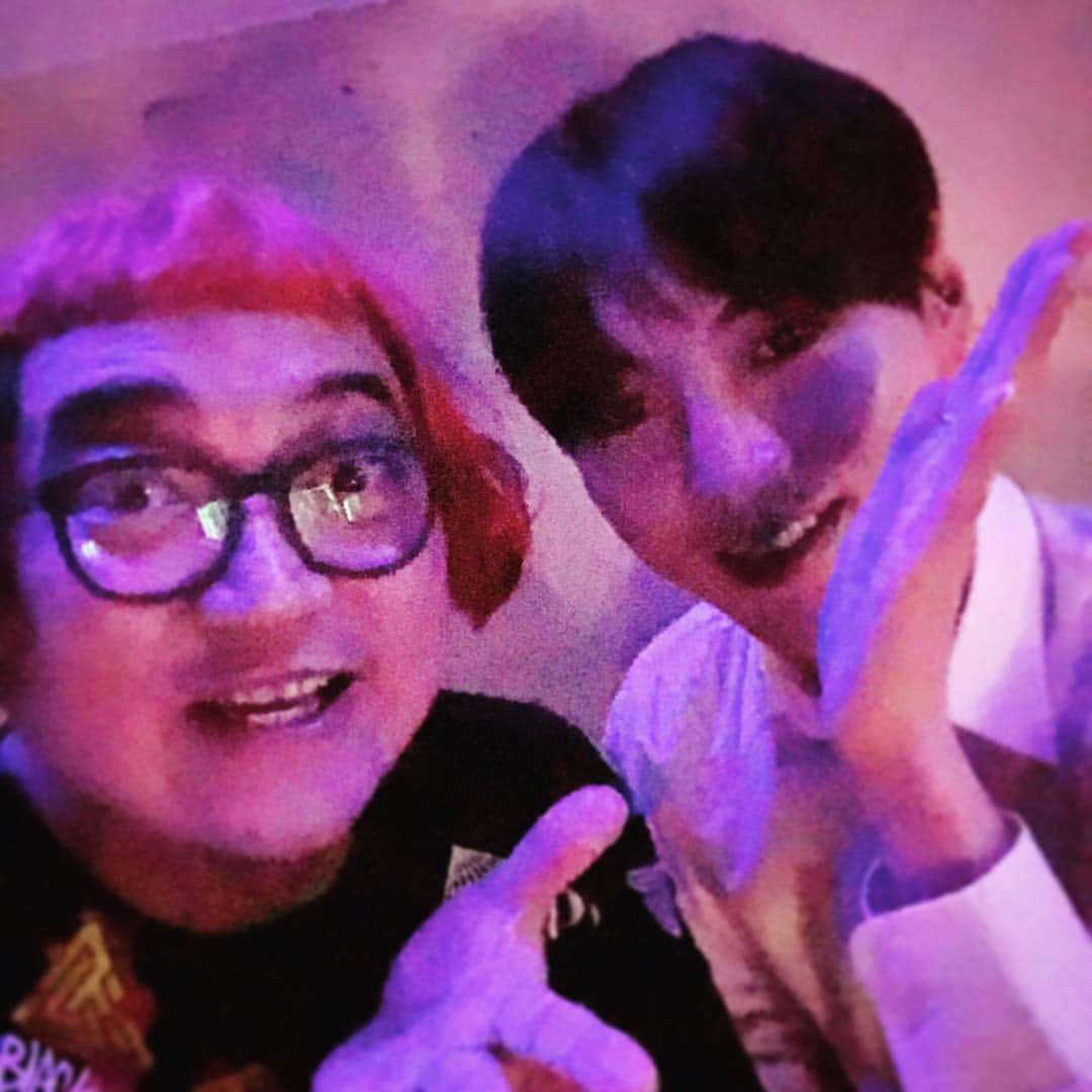 デッカチャンのインスタグラム：「#YOLO K-POPDJイベントに @clubasia  にて #DJDEKKA で参加しました。 前はJ-POP&K-POPのイベントしてたのでBIGBANGとかスジュとか色々チェックしてましたが今のK-POPはかなりヤバすぎるスキルで素晴らしい曲をも多くてチームも多く選曲が難しかったです。。。 でもこの時代のK-POPをしれてかなり興味が湧きました。 引き続きチェックしていくのでまたYOLO呼んでほしいなぁ。 #ユースケデビル #usukedevil 君と写真🤳 実物はもっとカッコイイですよ。 暗闇で撮ったので自分で編集でこれが限界💦 あと #djkenta くん誘ってくれてありがとう。 #エスプレッソボーイズ も大活躍で。 #ジョイマン高木 のゲストには驚きで。 #YOLO 注目のイベントです。」