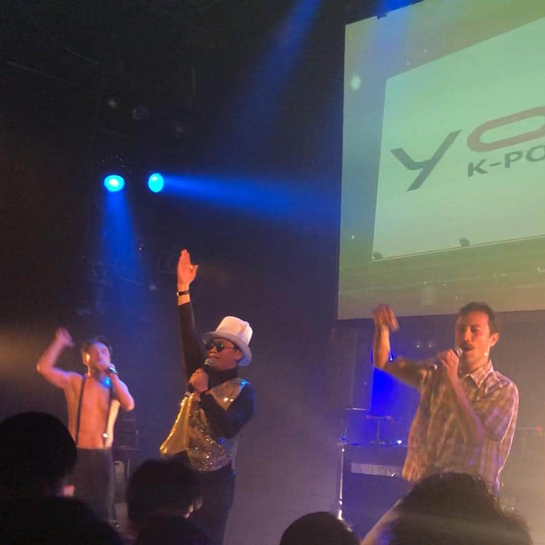 デッカチャンさんのインスタグラム写真 - (デッカチャンInstagram)「#YOLO K-POPDJイベントに @clubasia  にて #DJDEKKA で参加しました。 前はJ-POP&K-POPのイベントしてたのでBIGBANGとかスジュとか色々チェックしてましたが今のK-POPはかなりヤバすぎるスキルで素晴らしい曲をも多くてチームも多く選曲が難しかったです。。。 でもこの時代のK-POPをしれてかなり興味が湧きました。 引き続きチェックしていくのでまたYOLO呼んでほしいなぁ。 #ユースケデビル #usukedevil 君と写真🤳 実物はもっとカッコイイですよ。 暗闇で撮ったので自分で編集でこれが限界💦 あと #djkenta くん誘ってくれてありがとう。 #エスプレッソボーイズ も大活躍で。 #ジョイマン高木 のゲストには驚きで。 #YOLO 注目のイベントです。」1月19日 5時51分 - dekkachan2003