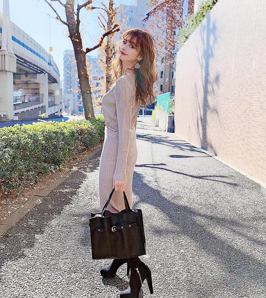 得あゆさんのインスタグラム写真 - (得あゆInstagram)「大人コーデ☁️💗👉🏻 ・ setup : @fifth_store bag : @editsheen_store 前も着てたfifthのセットアップ💗 お気に入り過ぎてベビーピンクも購入💓 私が使ってるエビィットシーンのバッグは ZOZO限定発売👜ラージサイズ！ 同じデザインで小さいのもあるんだよ🖤 ・ ・ ・ ・ ・ ・ ・ #fifth#fifthtl#フィフス#Vネックリブニットセットアップ#ベルトデザインハンドバッグラージブラック#ファッション#冬#コーデ#コーディネート#女子力#美容#メイク#カメラ女子#インスタ映え#ヘアスタイル#ヘアアレンジ#バッグ#ニット#ワンピース#美白#大人カジュアル#可愛い#coordinate#japanesegirl#onepiece#hairstyle#knit#bag#boots#winterfashion」1月19日 19時04分 - tokuayu819