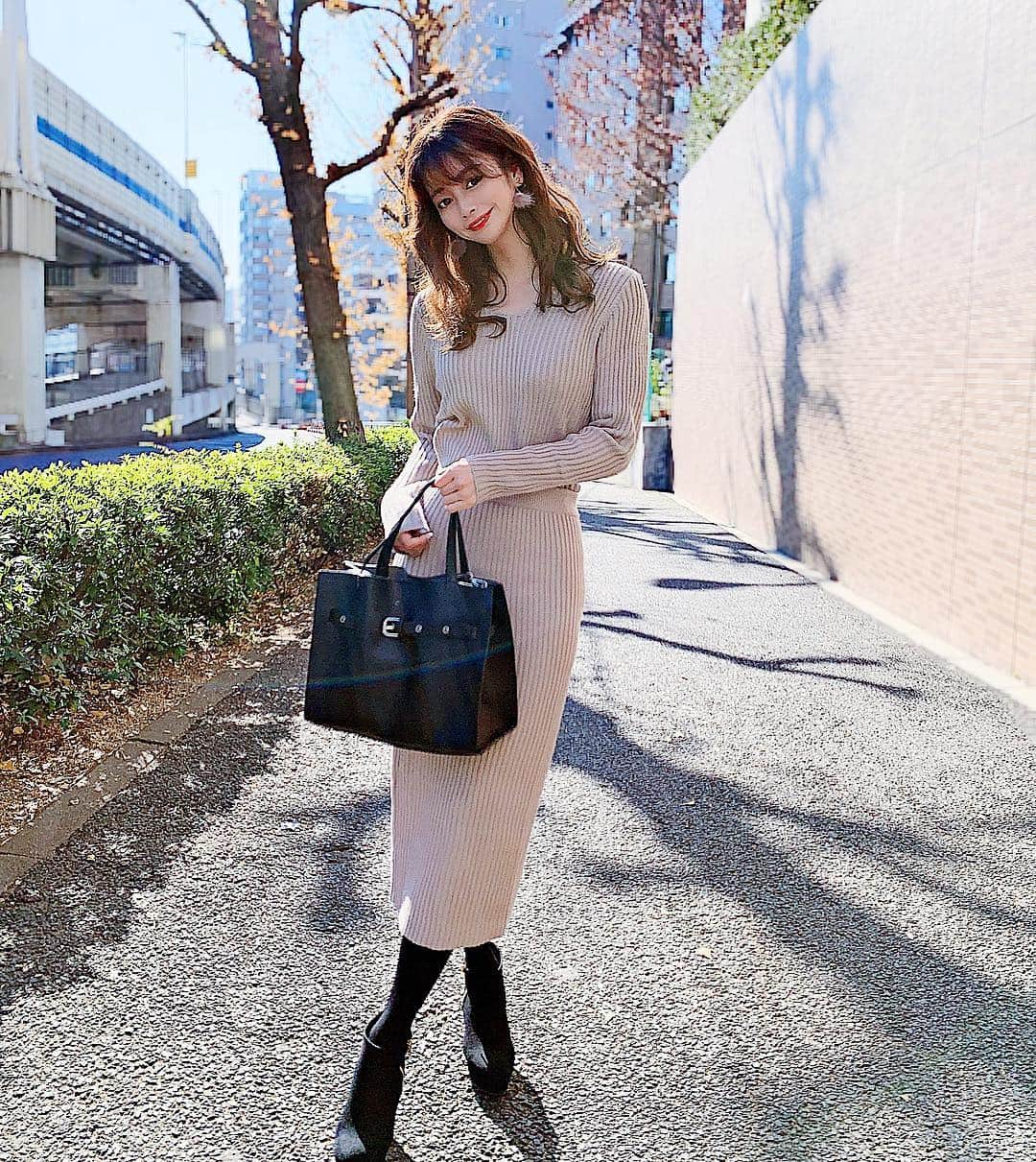 得あゆさんのインスタグラム写真 - (得あゆInstagram)「大人コーデ☁️💗👉🏻 ・ setup : @fifth_store bag : @editsheen_store 前も着てたfifthのセットアップ💗 お気に入り過ぎてベビーピンクも購入💓 私が使ってるエビィットシーンのバッグは ZOZO限定発売👜ラージサイズ！ 同じデザインで小さいのもあるんだよ🖤 ・ ・ ・ ・ ・ ・ ・ #fifth#fifthtl#フィフス#Vネックリブニットセットアップ#ベルトデザインハンドバッグラージブラック#ファッション#冬#コーデ#コーディネート#女子力#美容#メイク#カメラ女子#インスタ映え#ヘアスタイル#ヘアアレンジ#バッグ#ニット#ワンピース#美白#大人カジュアル#可愛い#coordinate#japanesegirl#onepiece#hairstyle#knit#bag#boots#winterfashion」1月19日 19時04分 - tokuayu819