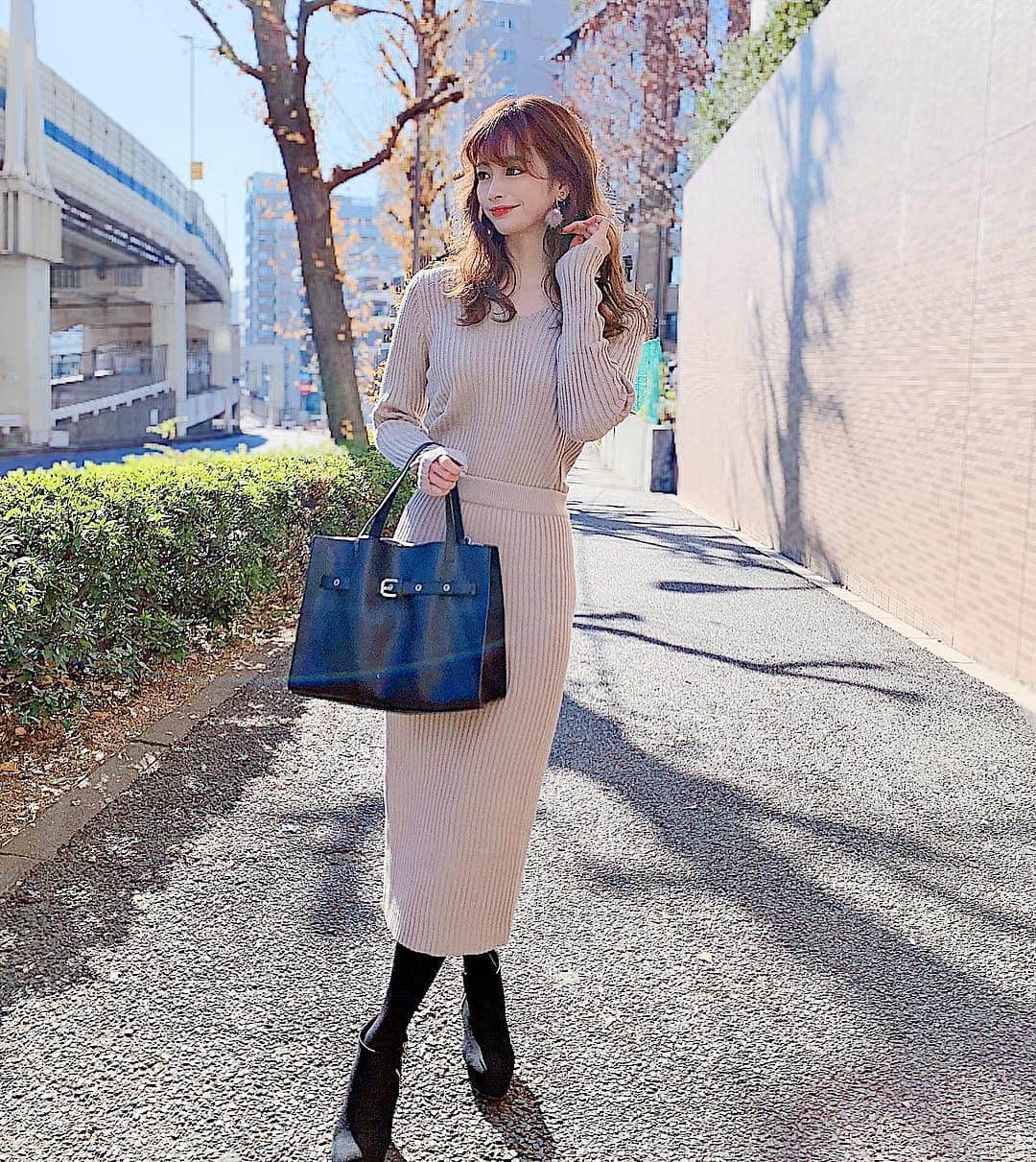 得あゆさんのインスタグラム写真 - (得あゆInstagram)「大人コーデ☁️💗👉🏻 ・ setup : @fifth_store bag : @editsheen_store 前も着てたfifthのセットアップ💗 お気に入り過ぎてベビーピンクも購入💓 私が使ってるエビィットシーンのバッグは ZOZO限定発売👜ラージサイズ！ 同じデザインで小さいのもあるんだよ🖤 ・ ・ ・ ・ ・ ・ ・ #fifth#fifthtl#フィフス#Vネックリブニットセットアップ#ベルトデザインハンドバッグラージブラック#ファッション#冬#コーデ#コーディネート#女子力#美容#メイク#カメラ女子#インスタ映え#ヘアスタイル#ヘアアレンジ#バッグ#ニット#ワンピース#美白#大人カジュアル#可愛い#coordinate#japanesegirl#onepiece#hairstyle#knit#bag#boots#winterfashion」1月19日 19時04分 - tokuayu819