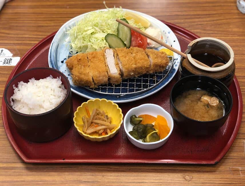 松阪ゆうきのインスタグラム：「とんかつって 美味しいよね^ ^  昼夜の間に ご飯🍚いただきました❣️ 夜も頑張ります(^^) #とんかつ  #太陽の里  #九十九里」
