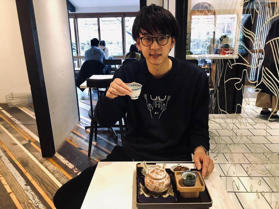 石井輝明さんのインスタグラム写真 - (石井輝明Instagram)「合間にコウテイの九条ジョーとランチしてお茶。 たまにはお茶で。  #passthebaton #お茶と酒たすき  #cafe #japanesetea #カフェ #京都カフェ #祇園四条カフェ #カフェ芸人 #２枚目の左上はお茶っ葉にぽん酢をかけたもの #お茶っ葉にぽん酢をかけたものは初めて食べた #お茶っ葉にぽん酢をかけた味がした #お茶っ葉にぽん酢かけたことなかった #みんなお茶っ葉にぽん酢かけたことあるんかな #なかなかお茶っ葉にぽん酢かけないよね #またお茶っ葉にぽん酢かけてみよ」1月19日 17時50分 - comandanteishii